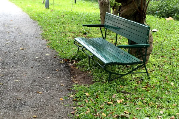 Bank im Park — Stockfoto