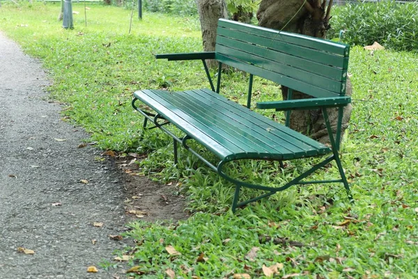 Скамейка в парке — стоковое фото