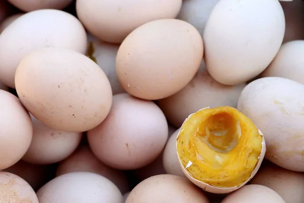 Gekochtes Ei beim Streetfood — Stockfoto