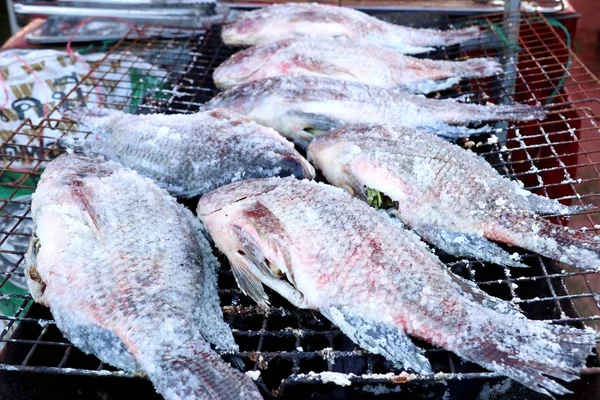 Pescado a la brasa sal comida callejera — Foto de Stock
