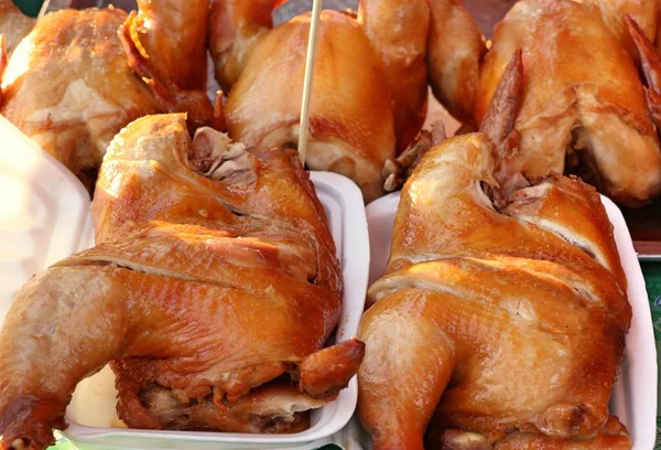 Pollo en la comida callejera — Foto de Stock