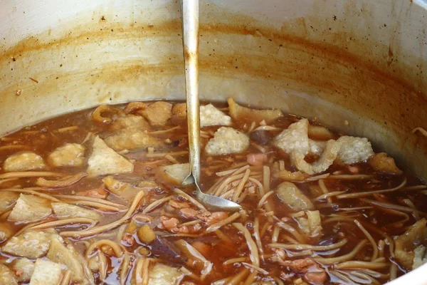 Sopa de pescado maw en la comida callejera — Foto de Stock