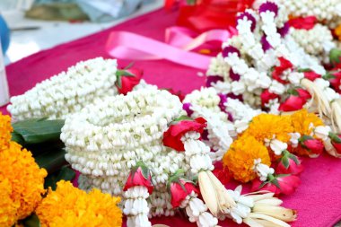 Yasemin çelenk içinde çarşı