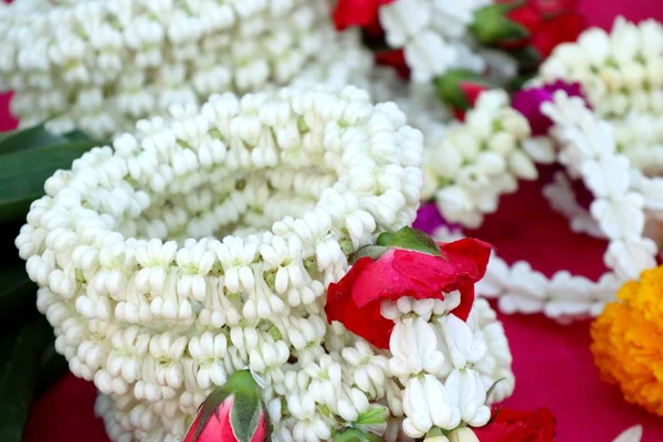 Jasmin garland i marknaden — Stockfoto