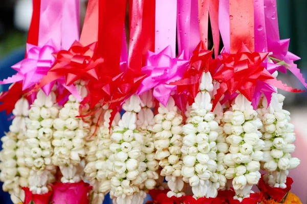 市場でジャスミンの花飾り — ストック写真