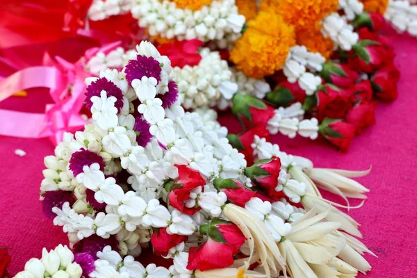 市場でジャスミンの花飾り — ストック写真