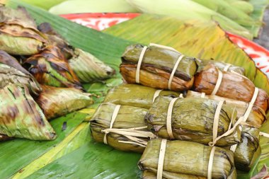 Muz yapraklarına sarılmış pirinç.