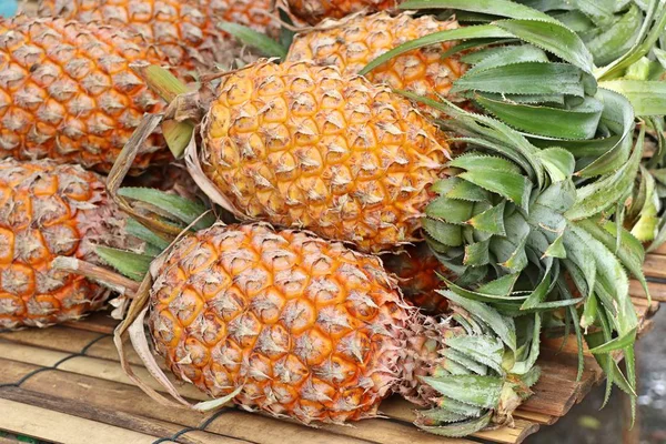 Ananas op straat eten — Stockfoto