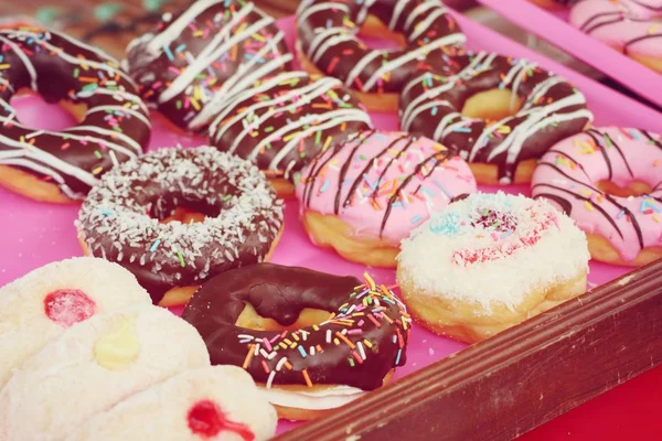 Donuts op straat eten — Stockfoto