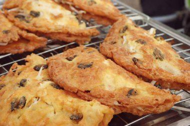 Yumurta ile çıtır çıtır kızarmış midye