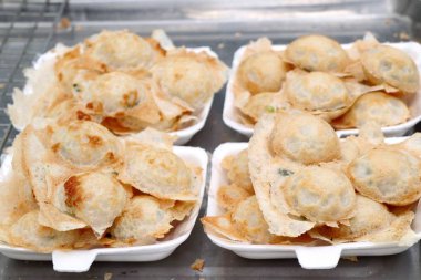 Hindistan cevizi sütü karıştırın şeker ve un