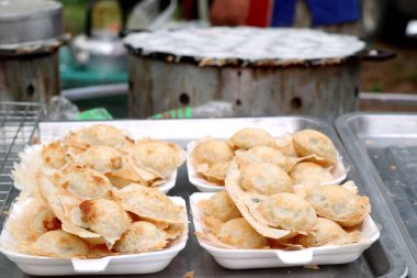 Hindistan cevizi sütü karıştırın şeker ve un