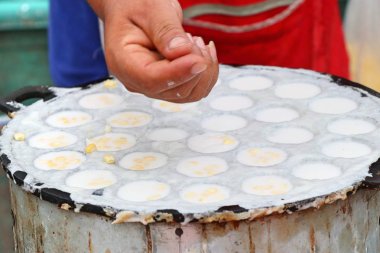 Hindistan cevizi sütü karıştırın şeker ve un