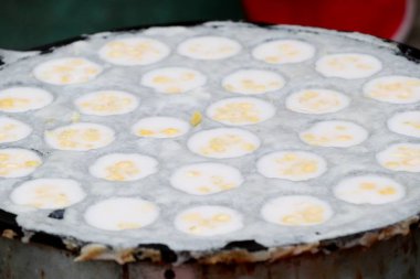 Hindistan cevizi sütü karıştırın şeker ve un