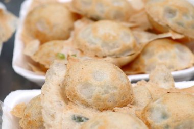 Hindistan cevizi sütü karıştırın şeker ve un