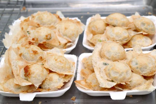 Hindistan cevizi sütü karıştırın şeker ve un