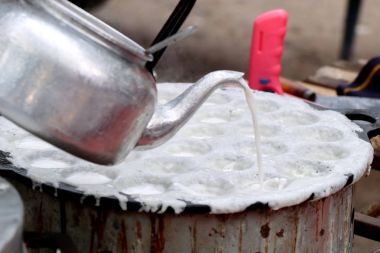 Hindistan cevizi sütü karıştırın şeker ve un