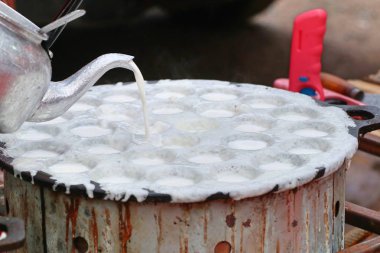 Hindistan cevizi sütü karıştırın şeker ve un