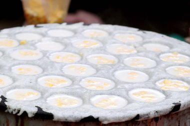 Hindistan cevizi sütü karıştırın şeker ve un