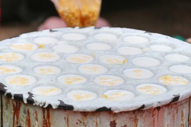 Hindistan cevizi sütü karıştırın şeker ve un