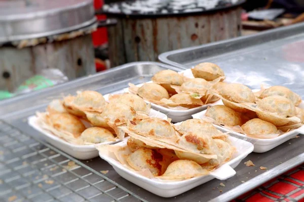 Hindistan cevizi sütü karıştırın şeker ve un