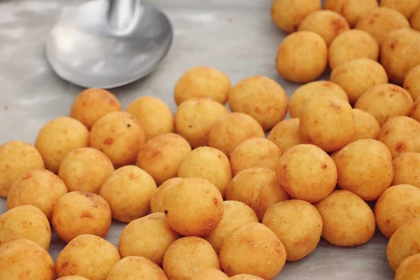 Batata doce frita em comida de rua — Fotografia de Stock