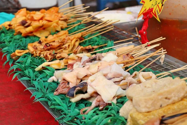 Calamares a la parrilla en comida callejera — Foto de Stock