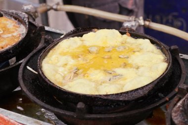 Yumurta ile çıtır çıtır kızarmış midye