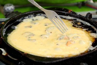 Yumurta ile çıtır çıtır kızarmış midye