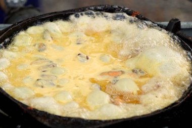 Yumurta ile çıtır çıtır kızarmış midye