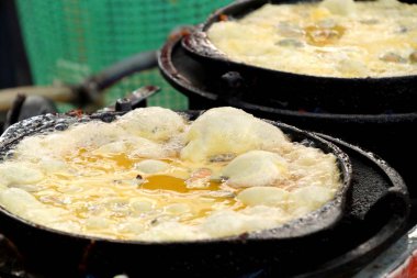 Yumurta ile çıtır çıtır kızarmış midye