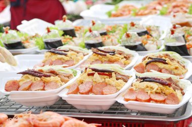 Kızarmış karidesli pilav yapıştırın