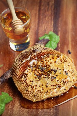 ahşap üzerinde tatlı petek