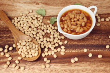 Tuzlu soya fasulyesi üzerinde ahşap