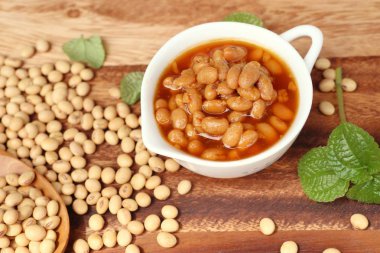 Tuzlu soya fasulyesi üzerinde ahşap