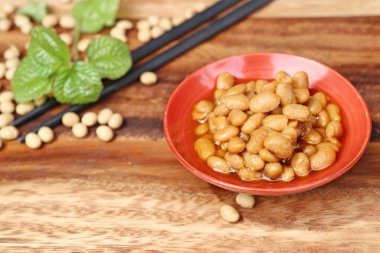 Tuzlu soya fasulyesi üzerinde ahşap