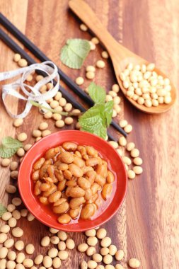 Tuzlu soya fasulyesi üzerinde ahşap