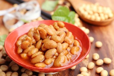 Tuzlu soya fasulyesi üzerinde ahşap