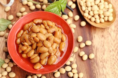 Tuzlu soya fasulyesi üzerinde ahşap