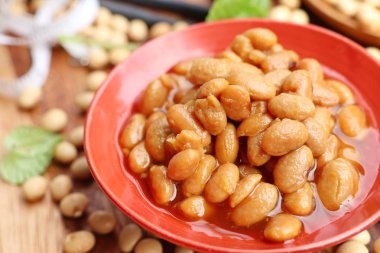 Tuzlu soya fasulyesi üzerinde ahşap