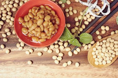 Tuzlu soya fasulyesi üzerinde ahşap