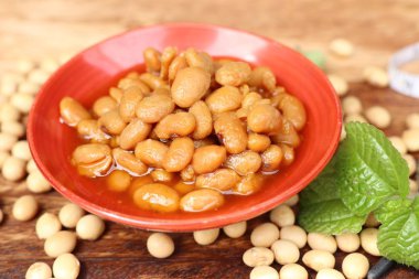 Tuzlu soya fasulyesi üzerinde ahşap