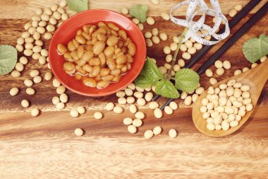Tuzlu soya fasulyesi üzerinde ahşap