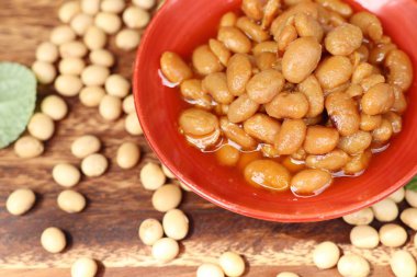 Tuzlu soya fasulyesi üzerinde ahşap