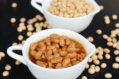 Tuzlu soya fasulyesi üzerinde ahşap