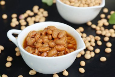 Tuzlu soya fasulyesi üzerinde ahşap