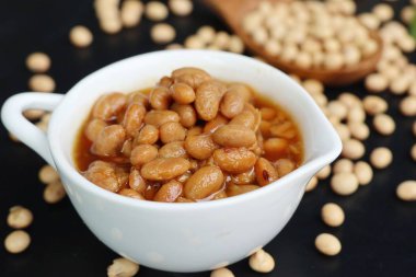 Tuzlu soya fasulyesi üzerinde ahşap