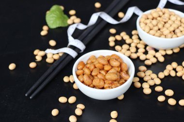 Tuzlu soya fasulyesi siyah arka plan üzerine