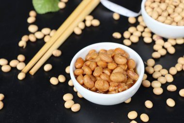 Tuzlu soya fasulyesi siyah arka plan üzerine