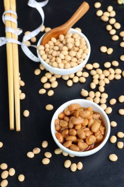Tuzlu soya fasulyesi siyah arka plan üzerine